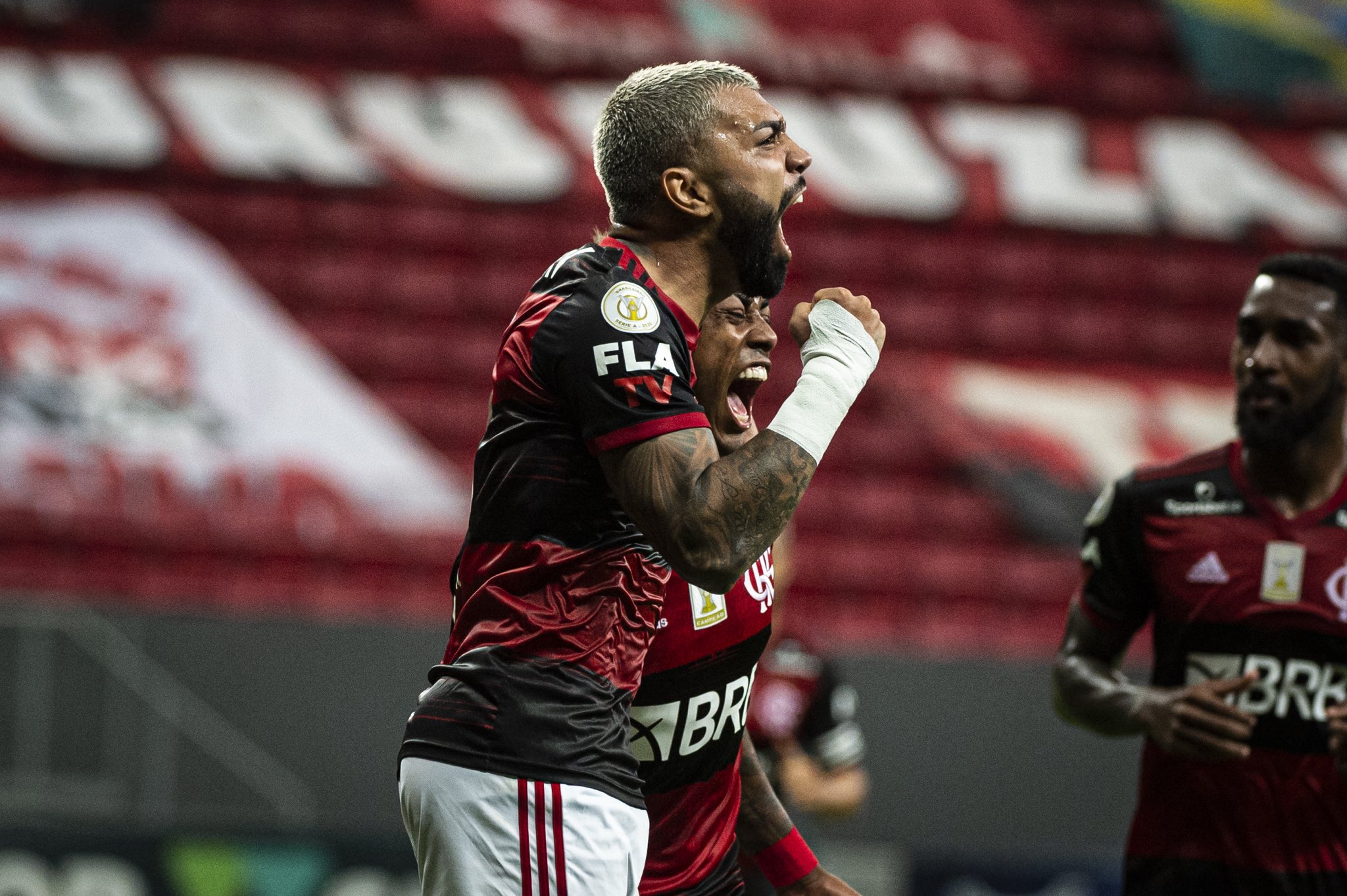 Flamengo vence Palmeiras por 2 a 0 em Brasília e volta forte à briga pelo título