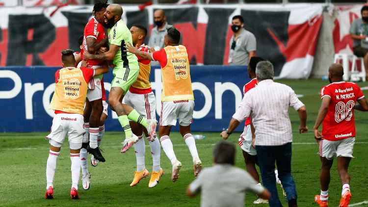 Internacional arranca virada heroica, vence o Grêmio no Beira-Rio, quebra tabu no Gre-Nal e abre vantagem na liderança