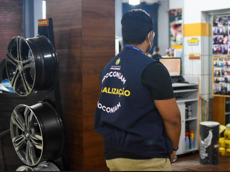 Concessionária, revendedora de pneus são fechadas por furarem toque de recolher