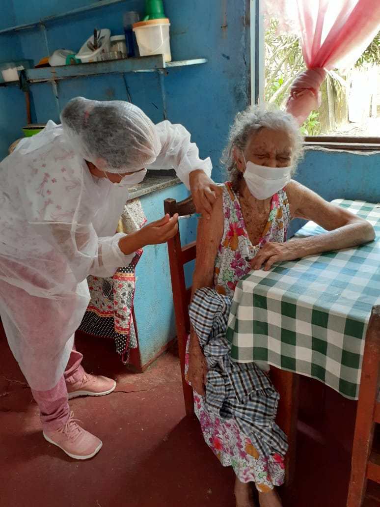 Prefeitura disponibiliza vacinação em casa para idosos de Rio Preto da Eva
