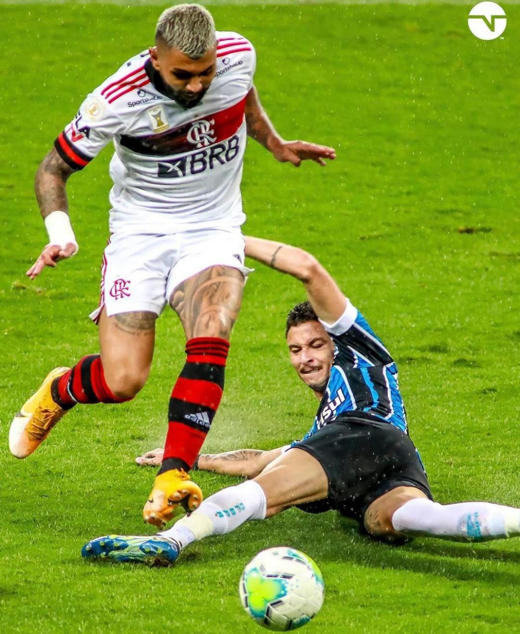 Gabigol comanda virada de goleada do Flamengo em cima do Grêmio; time cola no líder