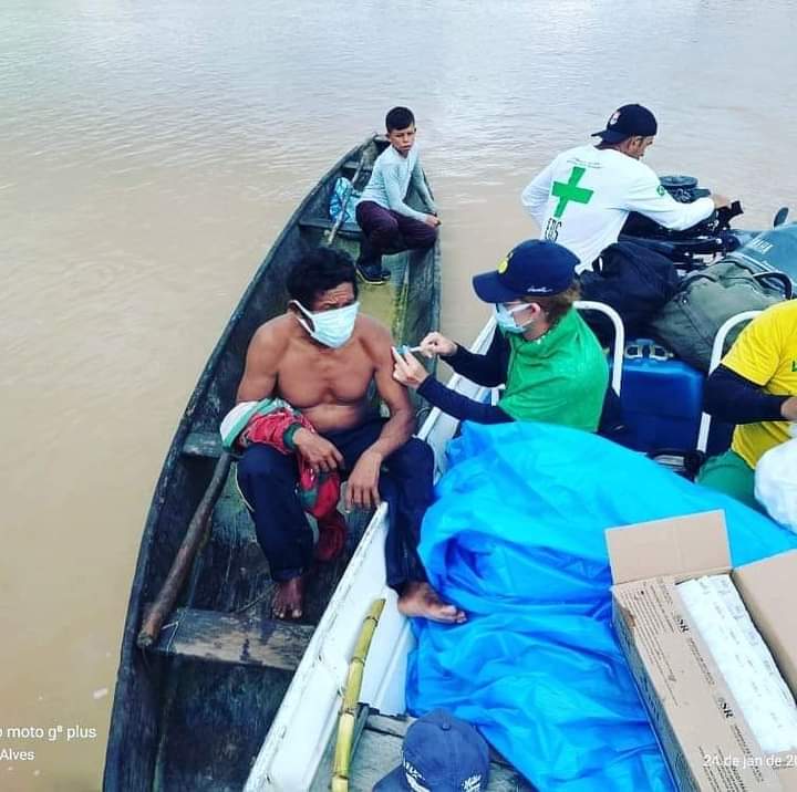 CANOA THRU – Viraliza foto de indígena sendo vacinado no no meio do rio em Tefé-AM