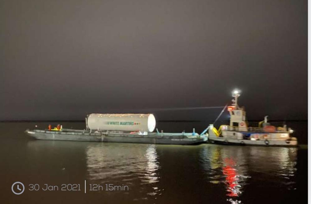 Balsa com tanque de oxigênio que atenderá hospitais de Manaus é escoltada pela Marinha