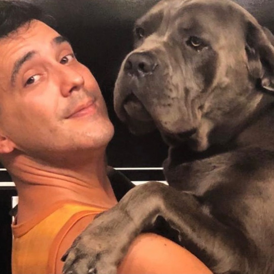 André Marques se despede de sua cadela Panceta e cita Tom Veiga