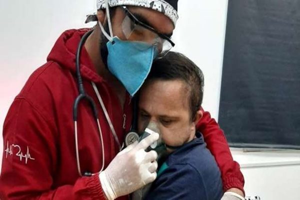 EMOCIONANTE – Viraliza no mundo foto abraço de enfermeiro em paciente com Síndrome de Down do AM que morreu de  covid-19