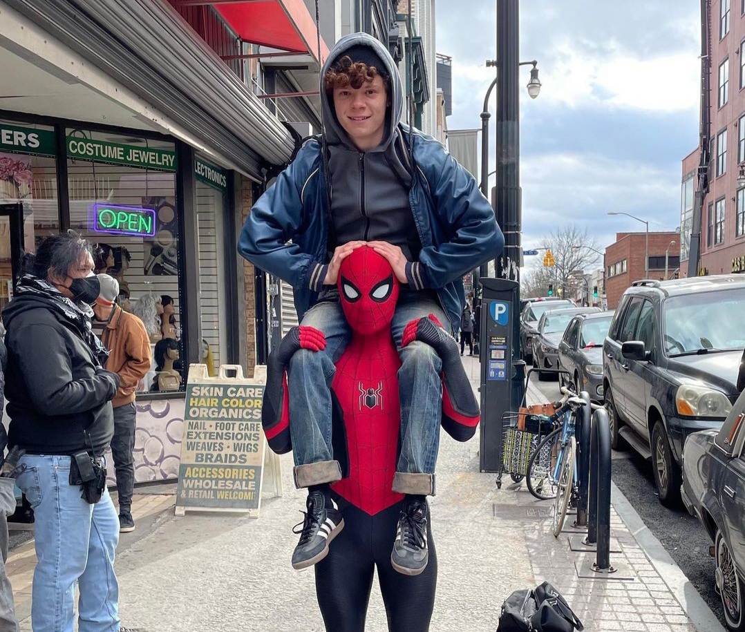 Homem-Aranha 3: Tom Holland carrega irmão em 1ª imagem do set oficial