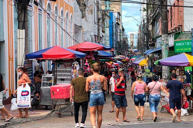 População lota avenidas comerciais do Centro de Manaus após reabertura de lojas