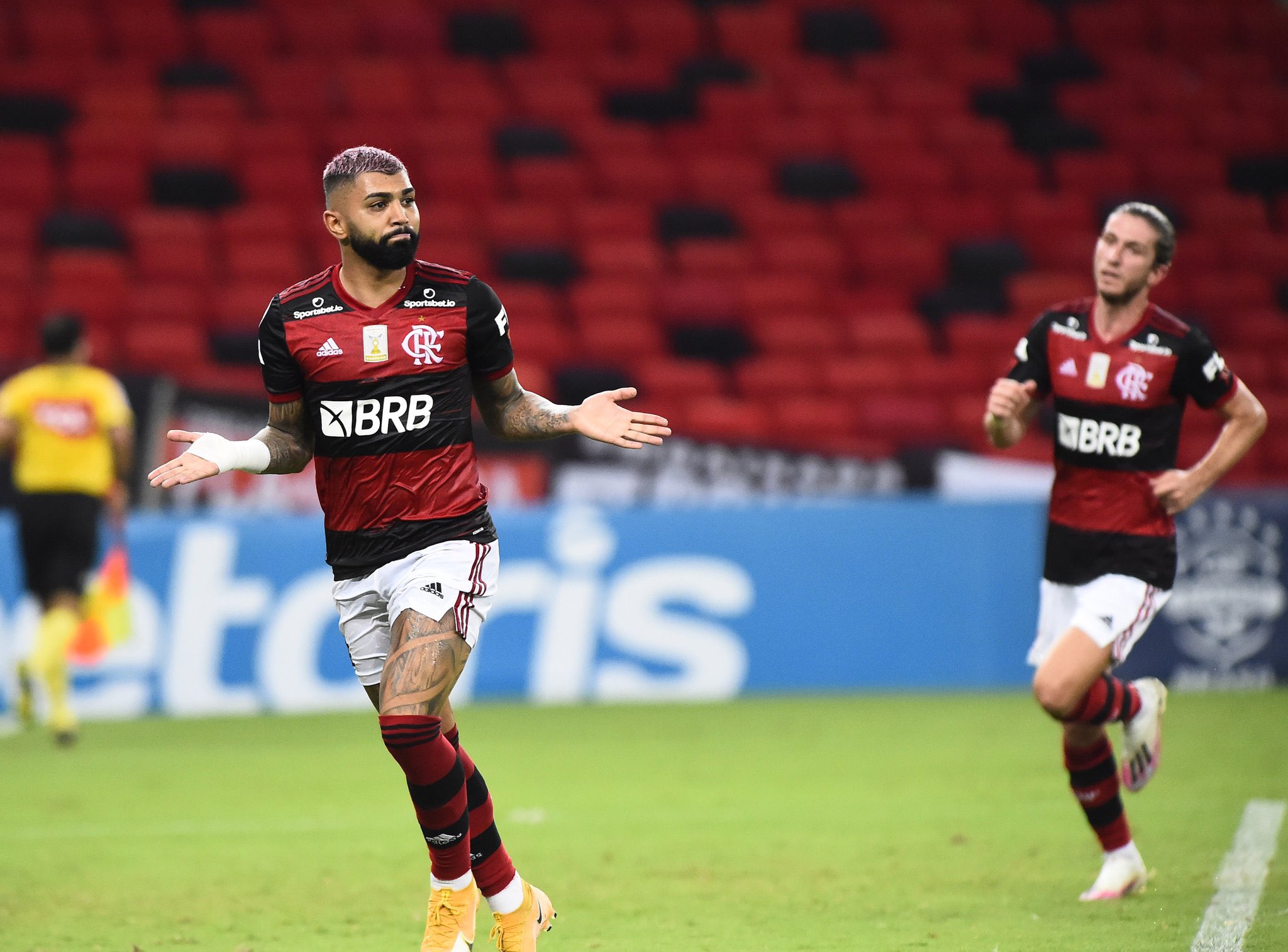 Flamengo vence Vasco por 2 a 0 com gols de Gabigol e Bruno Henrique e cola no Inter