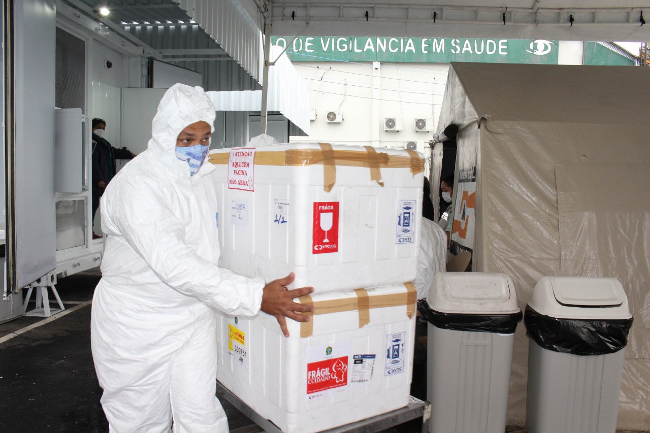 Governo do Amazonas entrega terceira remessa de vacinas contra a Covid-19 para a Prefeitura de Manaus