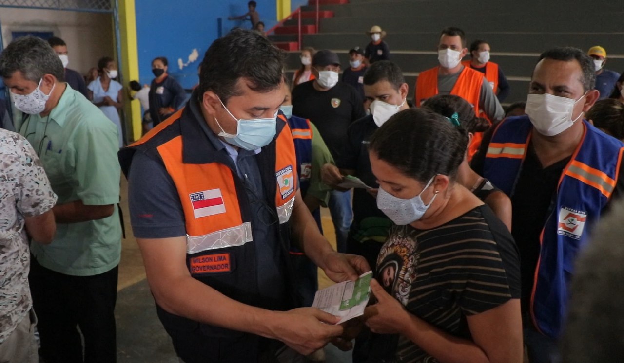 Wilson Lima realiza entrega de ajuda humanitária para famílias de Boca do Acre