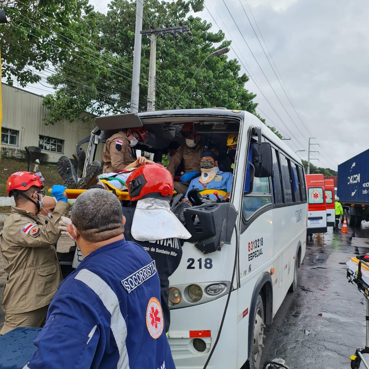 VÍDEO – Acidente grave com micro-ônibus deixa 7 pessoas feridas, em Manaus