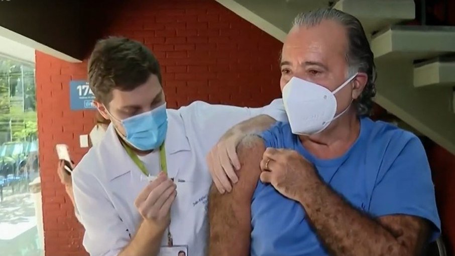 Tony Ramos toma vacina da Covid-19 e se emociona durante entrevista;