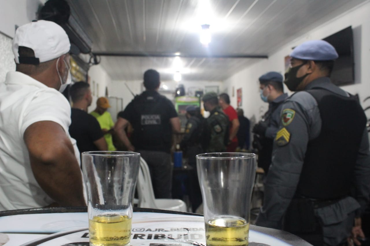 CIF fecha estabelecimentos e encerra festa clandestina no bairro Petrópolis