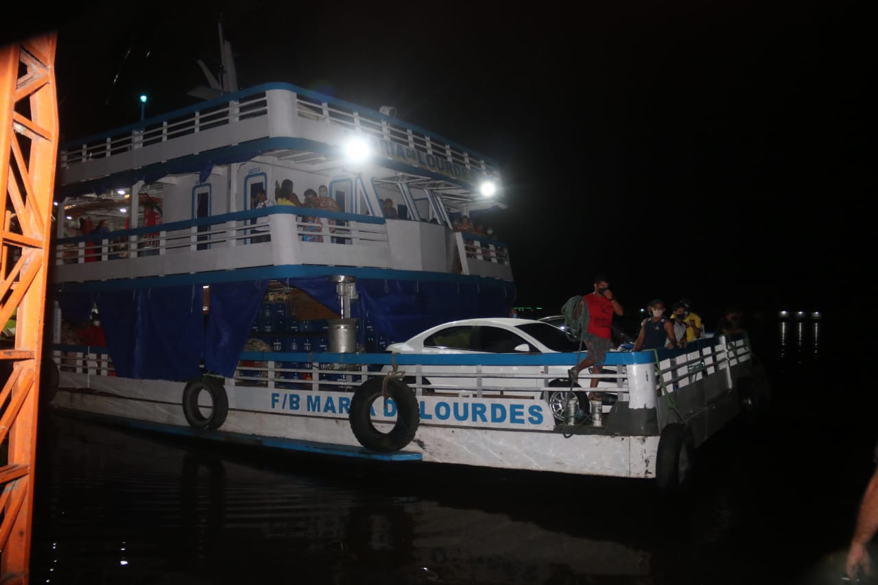O FIM DA AGONIA – Barco que estava à deriva há 8 dias no meio do rio atraca em Carauari/AM. Passageiros testam positivo para Covid-19