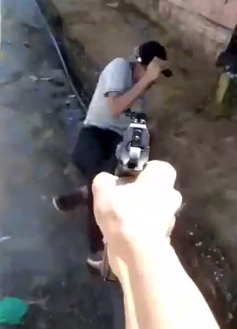 VÍDEO – Pistoleiro grava imagem no momento que executa adolescente que afrontou facção rival no Novo Israel