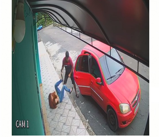 É MUITA COVARDIA – Assaltante espanca mulher durante assalto no Parque 10. VEJA VÍDEO