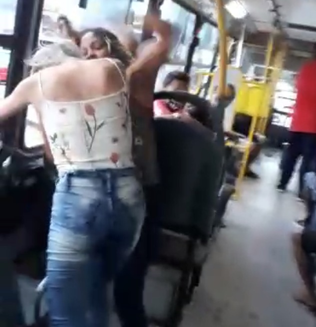 VÍDEO – VEJA Baixinha valente meter a porrada na amante do marido dentro do ônibus da linha 064