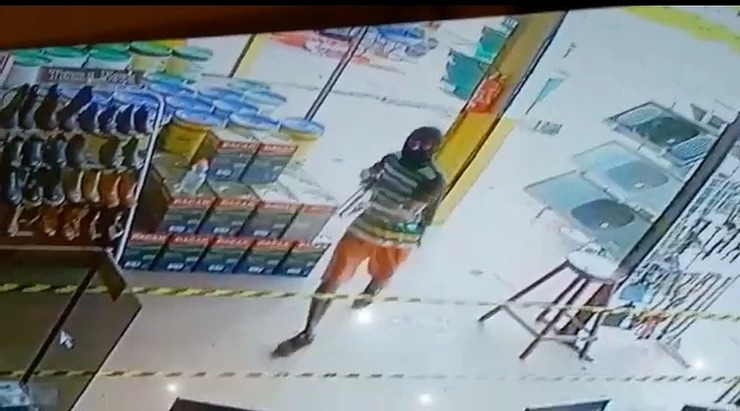 VÍDEO – Mascarado com escopeta cano duplo toca o terror durante assalto a comércios
