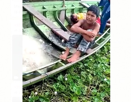 VÍDEO – VEJA o desespero do menino e dos familiares ao vê pescador ser assassinado a tiros dentro da canoa em Parintins/AM