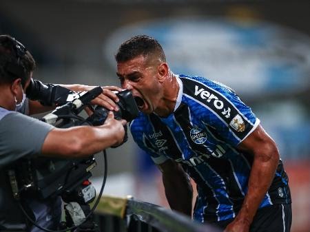 Grêmio faz 6 a 1 no Ayacucho com hat-trick de Diego Souza e encaminha classificação