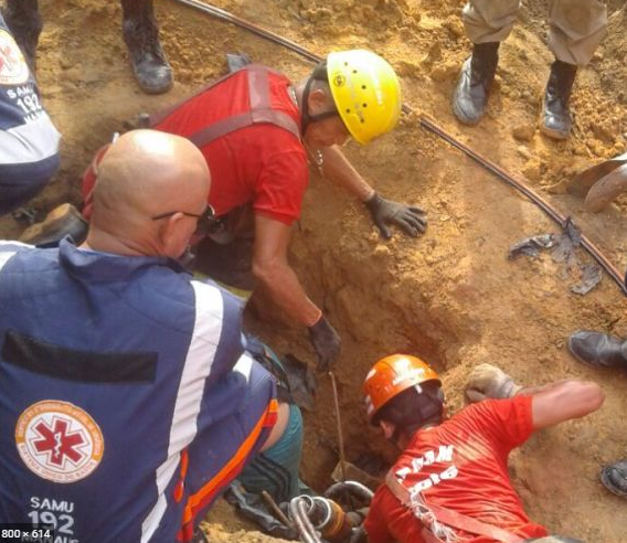 Funcionário da Águas de Manaus é soterrado por buraco que se abriu próximo ao viaduto do Japiim
