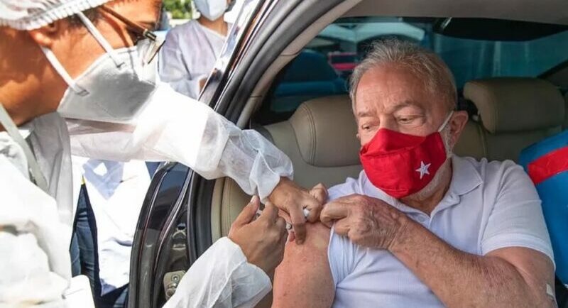 Lula toma segunda dose da vacina contra a covid-19