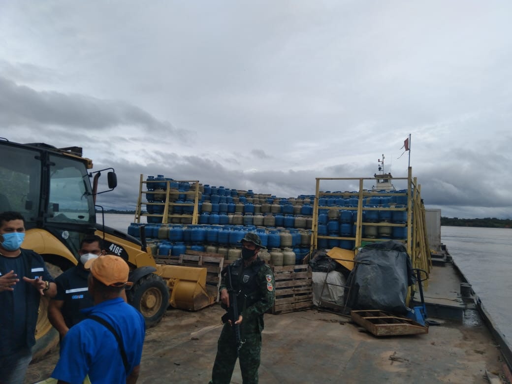 Base Arpão apreende balsa transportando mais de 7 mil botijas de gás de maneira irregular