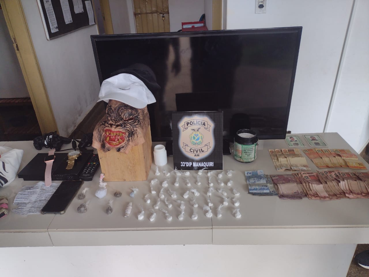 Polícia prende dois homens em posse de cocaína, oxi e maconha em Manaquiri