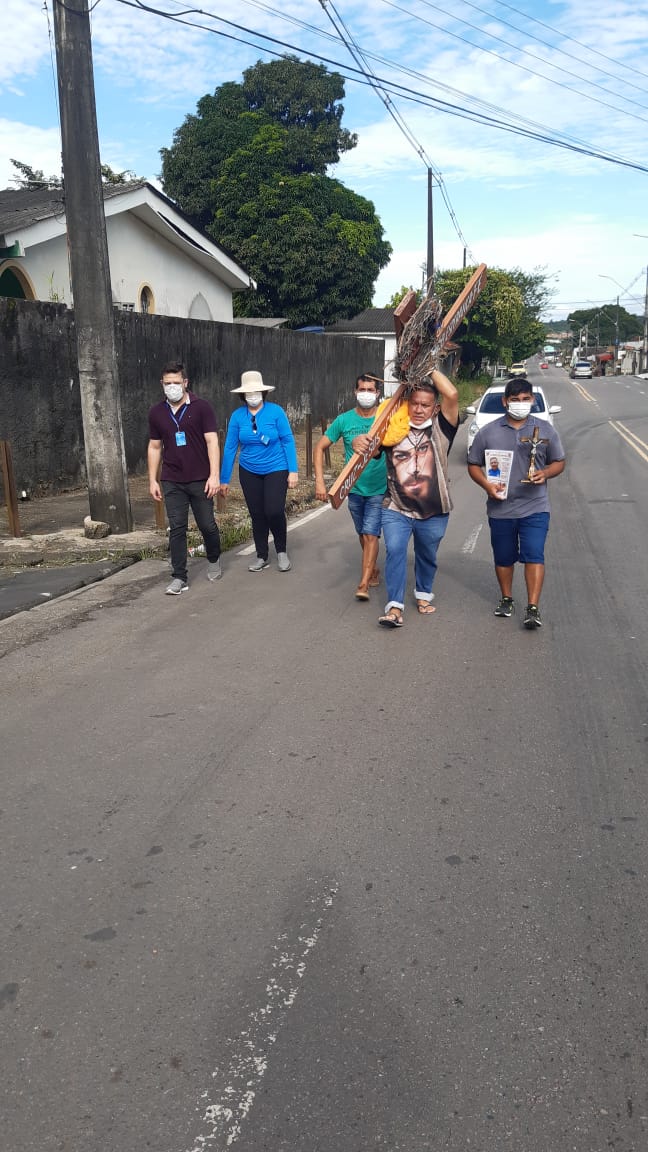 Artista plástico de Parintins que teve família toda atingida pelo Covid-19 paga promessa com uma cruz nas ruas de Manaus