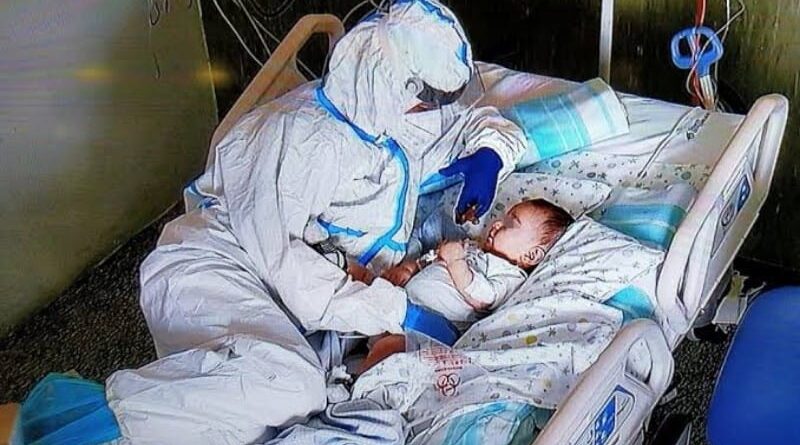 Bebê com Covid-19 recebe carinho de enfermeira em hospital e foto viraliza