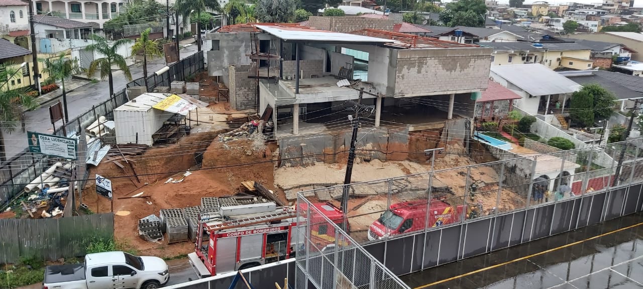 Dois pedreiros morrem soterrados em desabamento de muro durante a chuva, em Manaus