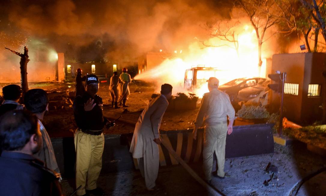 Carro-bomba explode em hotel de luxo no Paquistão e mata 4 pessoas