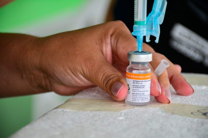 Ministério da Saúde autoriza estados e municípios a vacinarem toda população acima de 18 anos