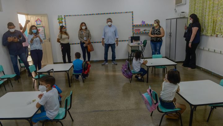 Mais de 400 unidades de ensino da Prefeitura de Manaus abrem as portas para o início das aulas híbridas