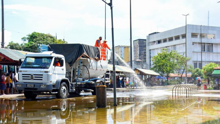 Prefeitura de Manaus realiza aplicação de sete toneladas de cal em vias do Centro