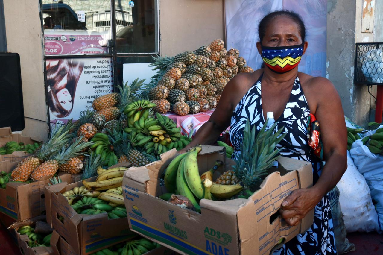 Ação do Governo do Amazonas doa frutas a grupos de pessoas em vulnerabilidade social