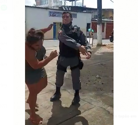 VÍDEO – Ao invés de punição, internautas querem é medalha para policial que deu tapão em mulher que tava defendendo bandido