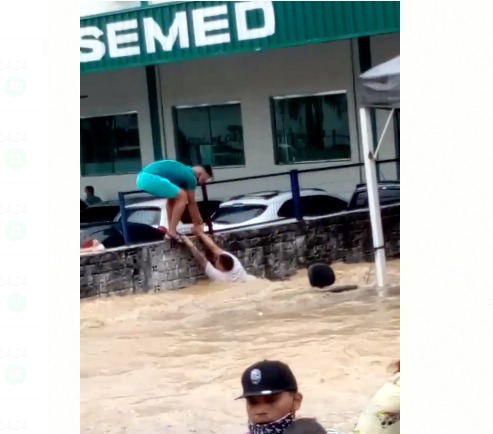 VÍDEO – Mostra o desespero das pessoas durante enxurrada que arrasta até carros na avenida Torquato Tapajós durante a chuva