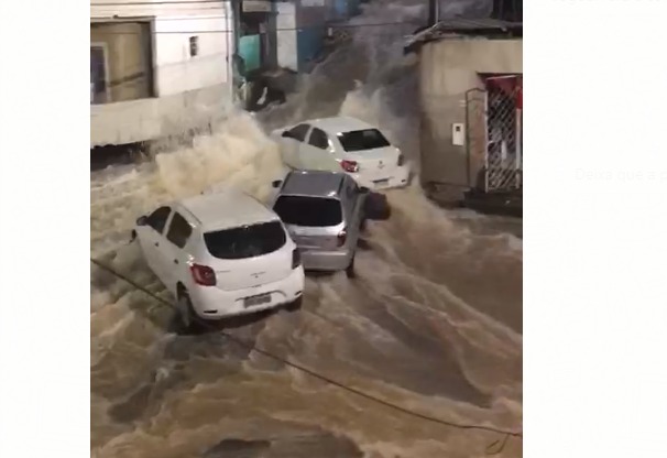 VÍDEO – Rua VIROU RIO depois que adutora rompe e quase Manaus inteira ficou sem água neste domingo (30)
