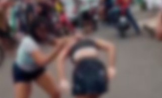 Mulheres são flagradas trocando socos e puxões de cabelo no meio da rua em Manacapuru