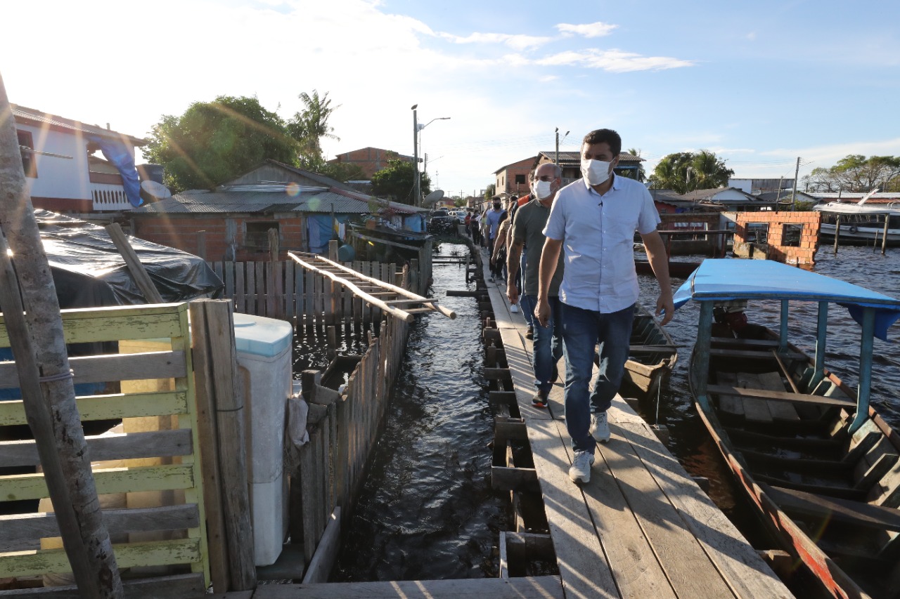 Wilson Lima entrega cartões do Auxílio Enchente e concede anistias de dívidas em Nhamundá