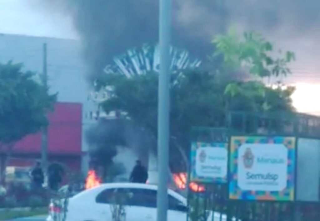 TERROR CONTINUA facção incendeia praça das Letras que foi reformada e entregue esta semana pela prefeitura