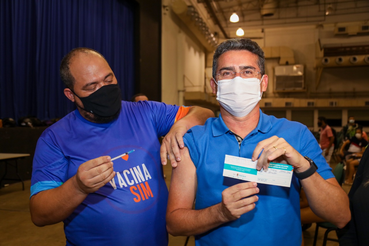 Prefeito David Almeida é vacinado e conclama população a se imunizar