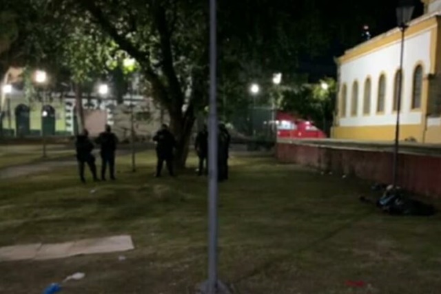 Homem é crivado de bala e agoniza até a morte no meio da Praça da Matriz; imagens fortes