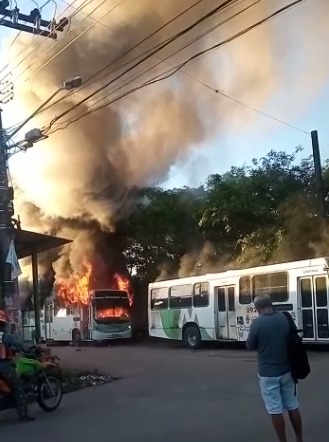 VEJA VÍDEOS – E FOTOS dos  17 ataques e incêndios do Comando Vermelho em Manaus