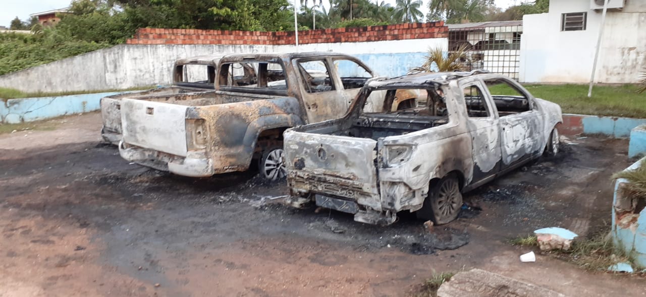 TERROR – Viaturas são destruídas em delegacia de Caapiranga/AM na madrugada desta terça-feira (8)
