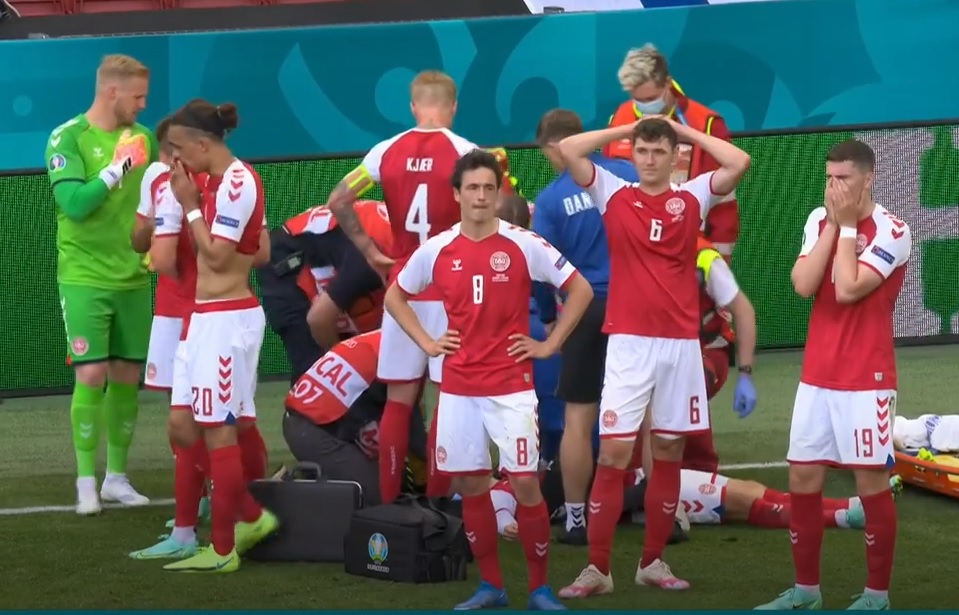 Dinamarca x Finlância: Jogador caiu e espectadores vivem momento de apreensão.