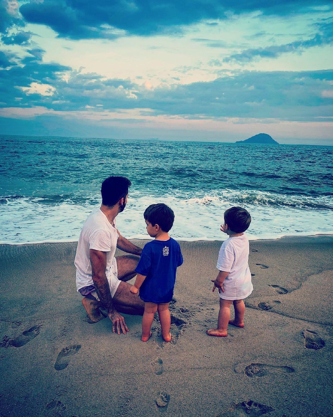 Thales Bretas curte companhia dos filhos em passeio na praia