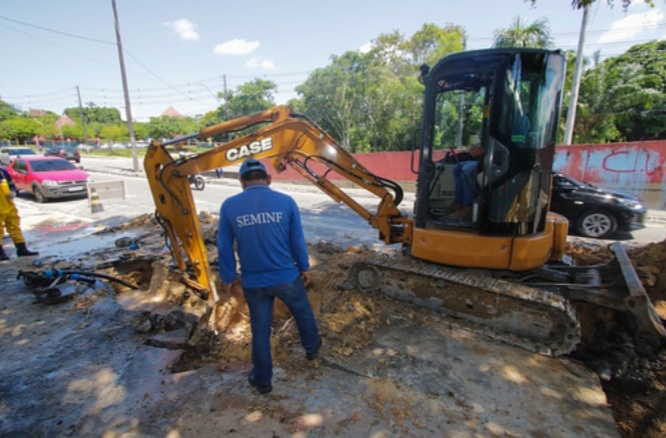 Prefeitura realiza desobstrução de tubulação de drenagem profunda em um trecho da avenida Maceió,