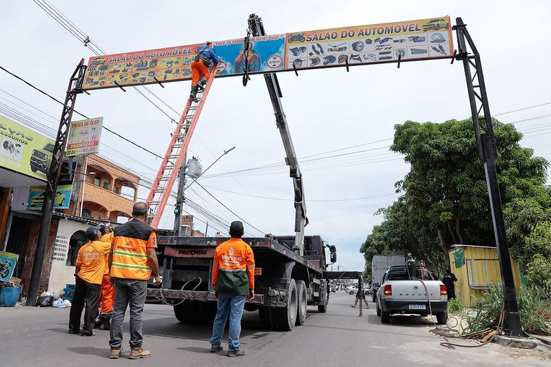 Pórtico de publicidade irregular é demolido no Distrito Industrial como ação de reordenamento urbano de Manaus